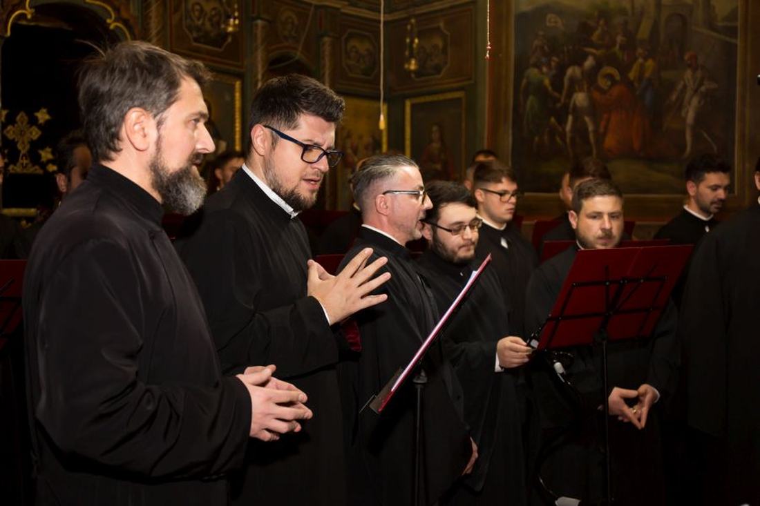 Episcopul Sebastian vorbind credincioșilor cu microfonul