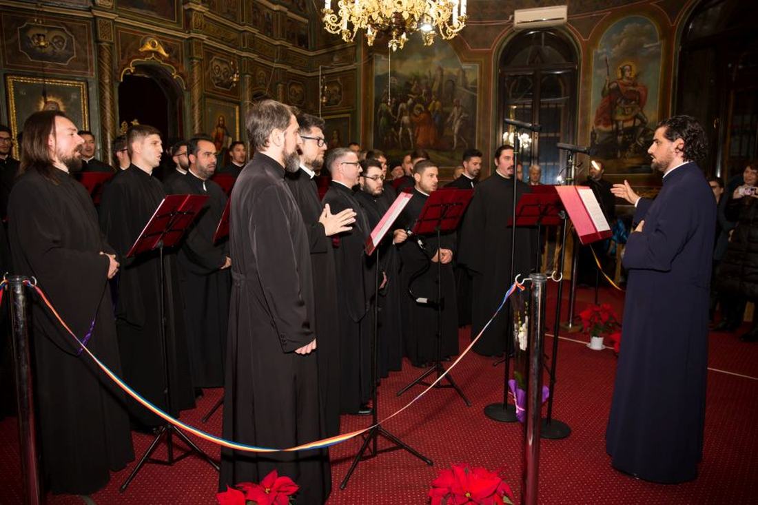 Credincioși ascultând concertul de colinde