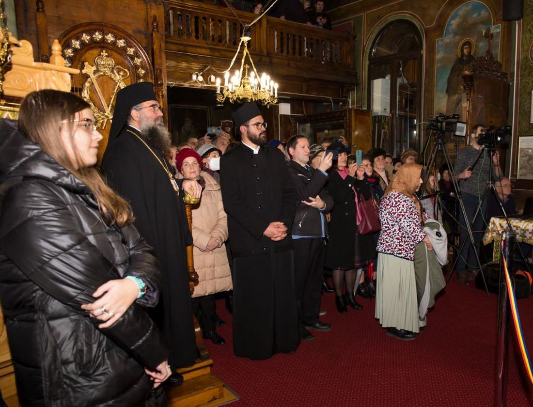 Dirijorul îndrumând corul în timpul colindelor