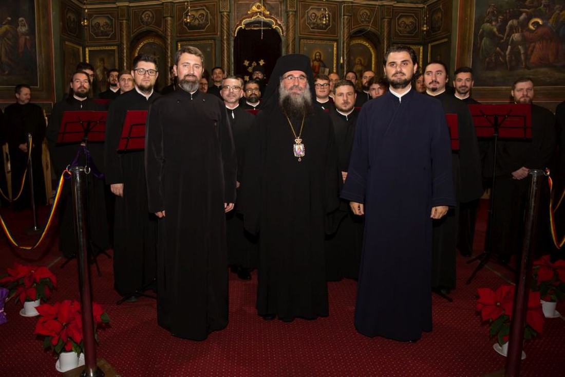 Episcopul Sebastian zâmbind în altar