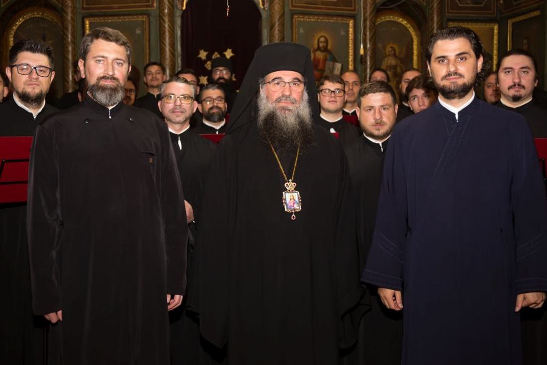 Corul Evloghia în rânduiala de cântare, cu pupitre