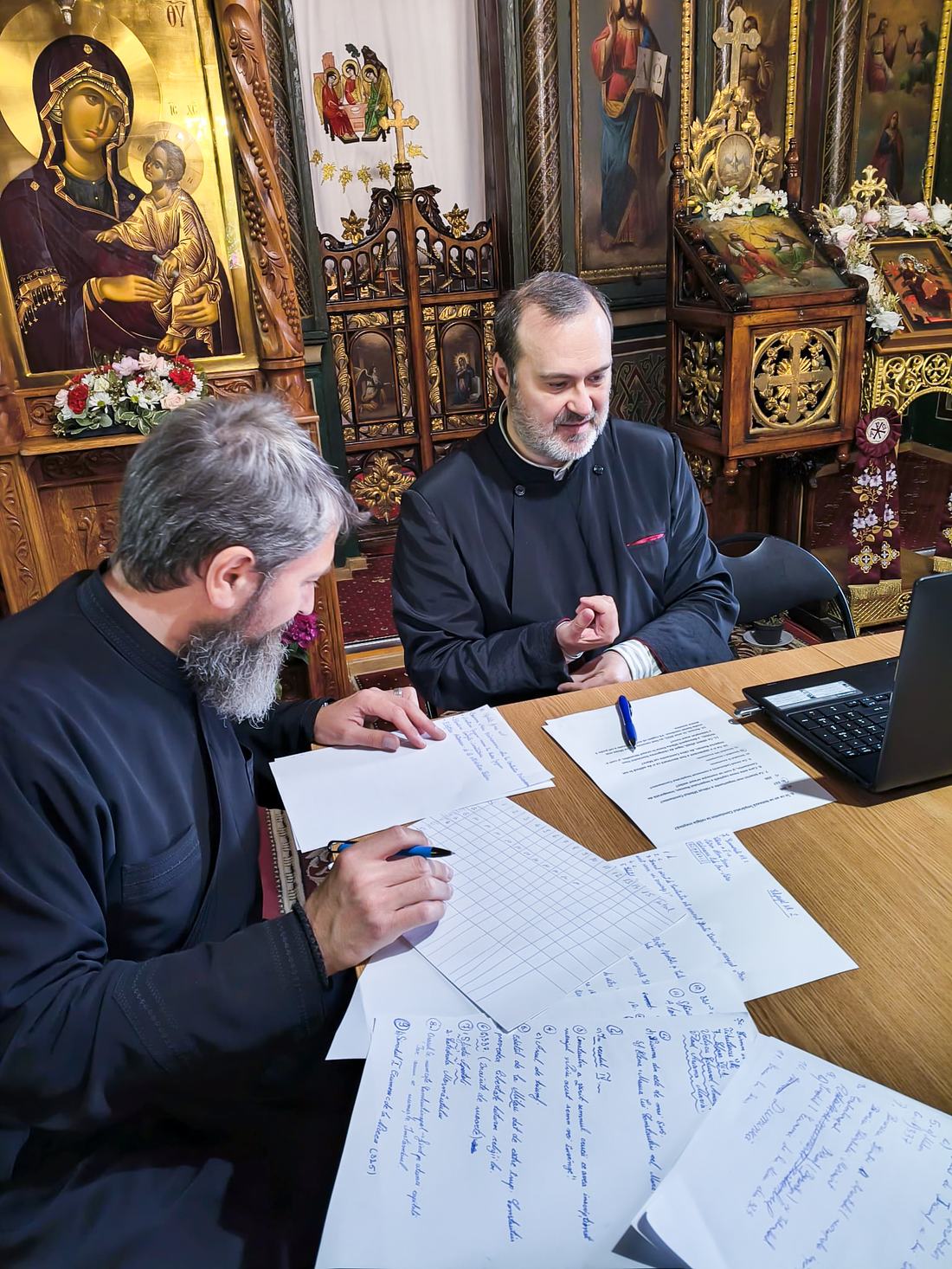 Elevi participând la concurs în interiorul bisericii