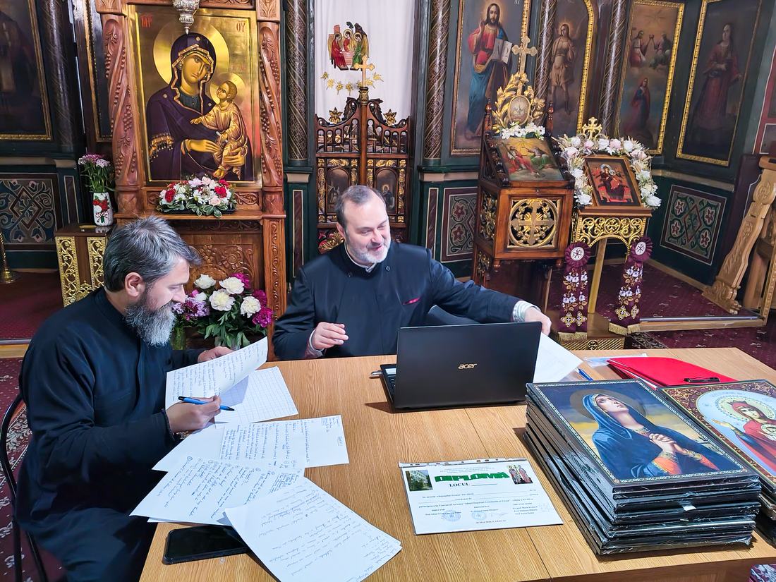 Eleve fotografiate în strana bisericii