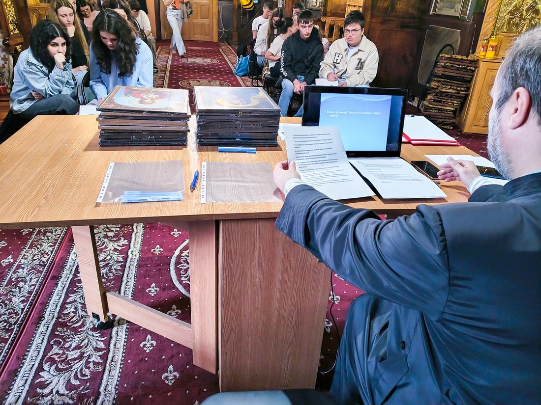 Toți elevii participanți, cu icoane și diplome, alături de preot