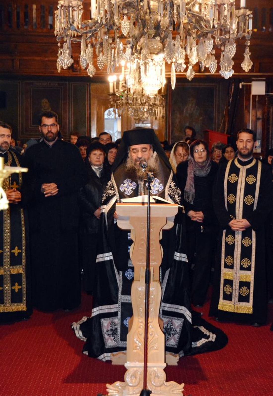 Episcopul Sebastian rostind cuvântul de învățătură la pupitru