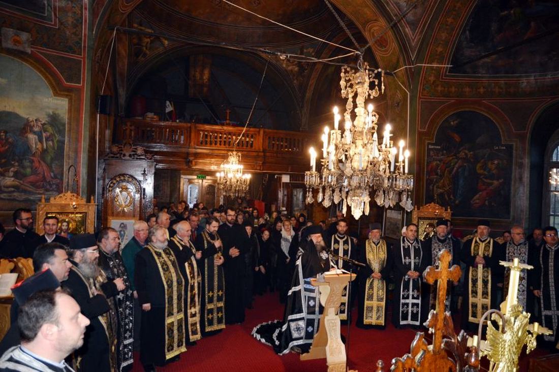 Preoți și credincioși în timpul slujbei Pavecerniței Mari