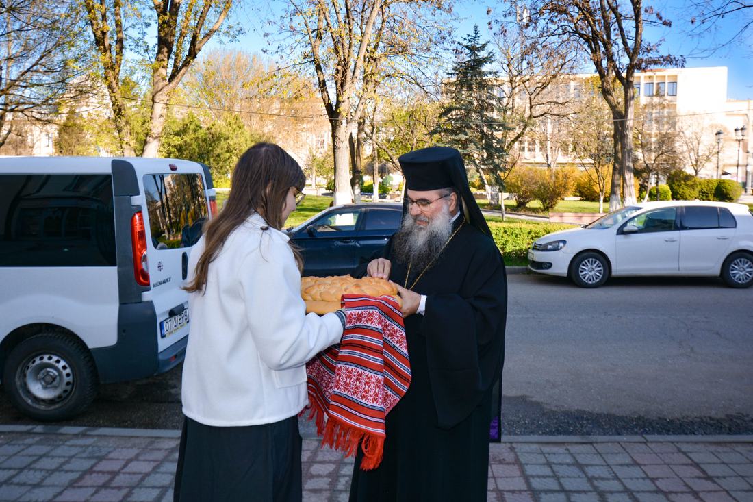 Episcopul Sebastian slujind în Duminica Floriilor
