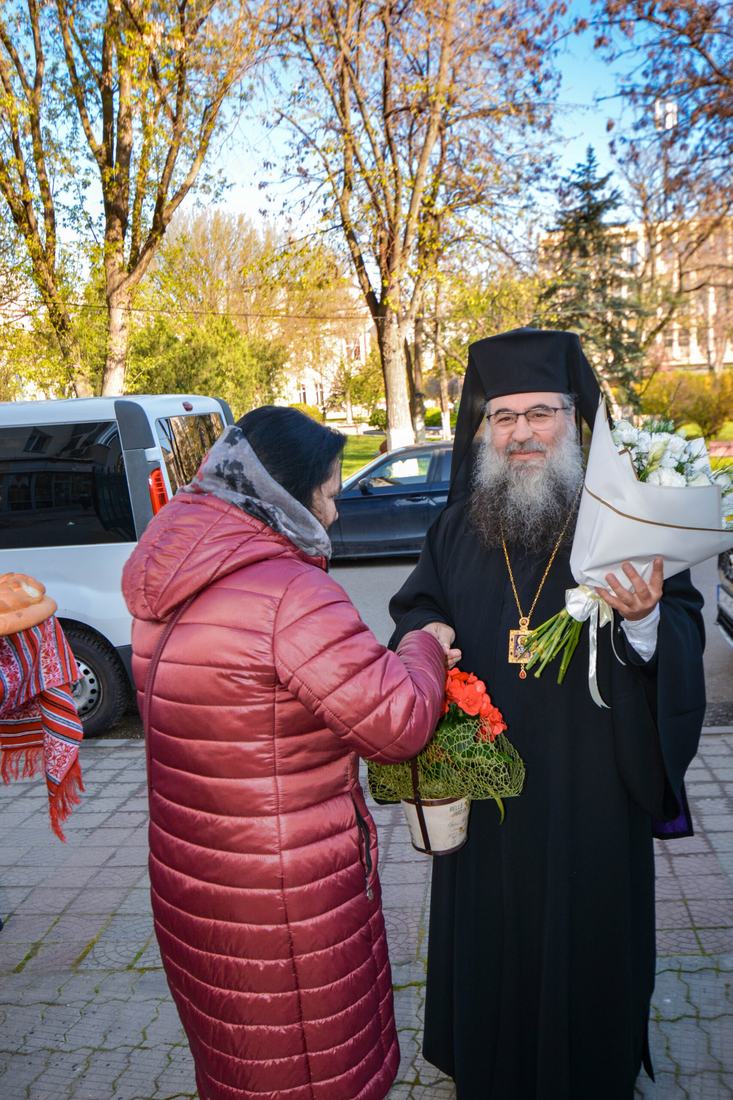 Credincioși cu ramuri de salcie în biserică