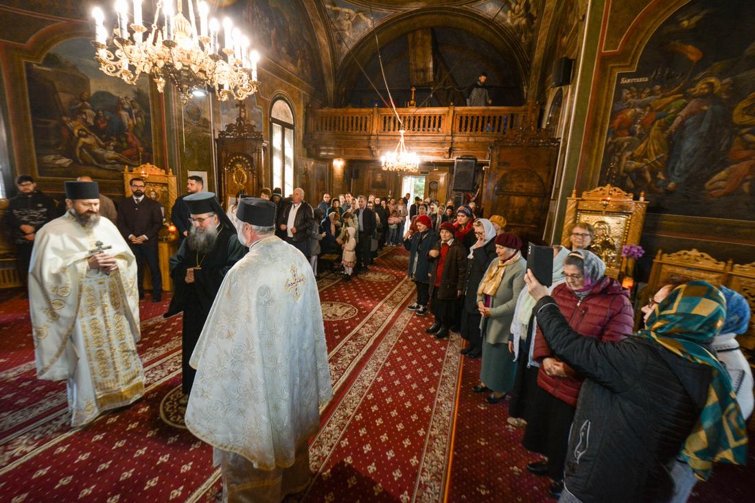 Episcopul Sebastian rostind cuvântul de învățătură