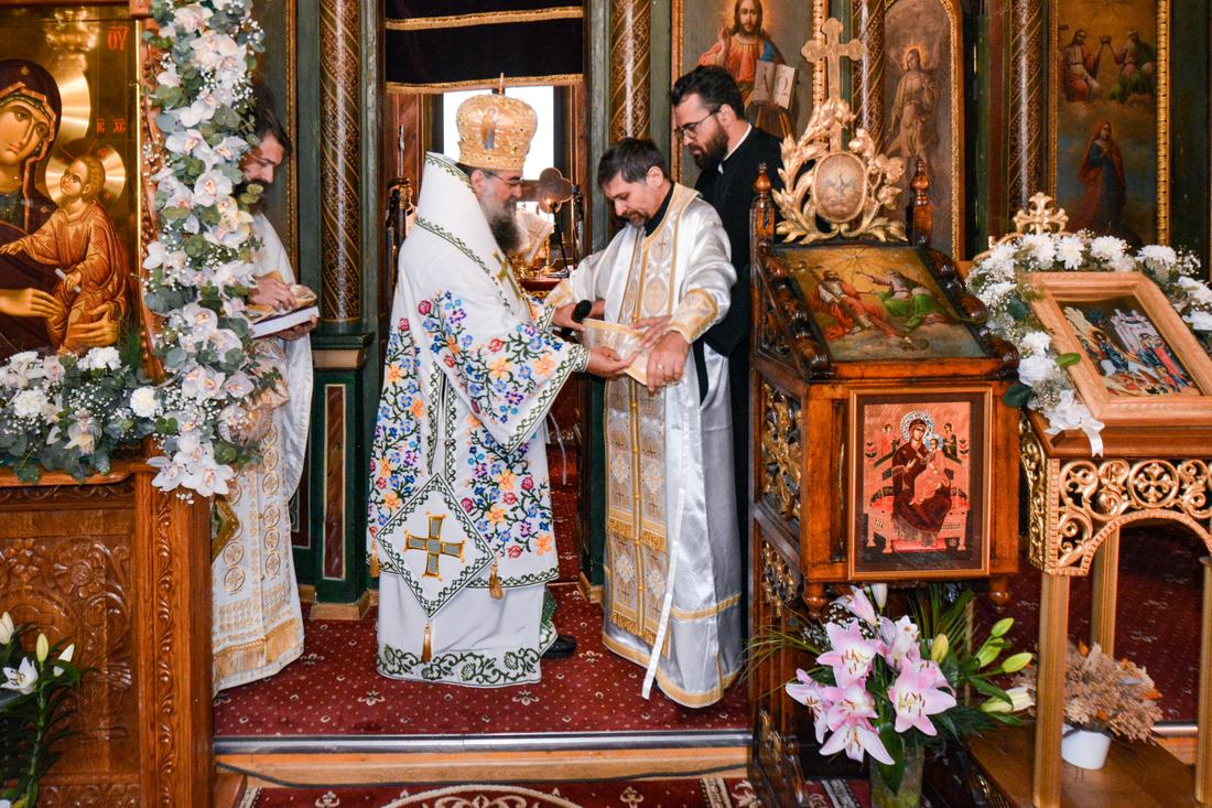 Episcopul Sebastian binecuvântând credincioșii