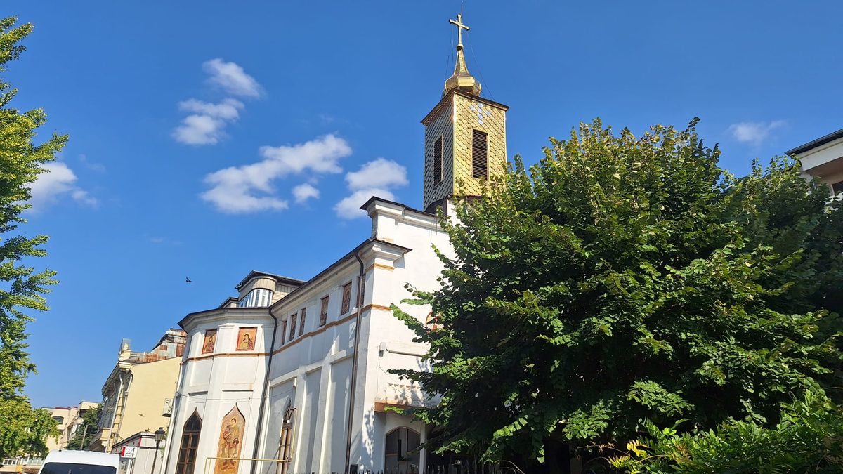 Biserica Sfânta Treime, vedere exterioară cu turnul-clopotniță