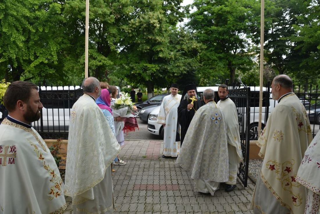 Episcopul Sebastian întâmpinat la poarta bisericii, cu flori și pâine