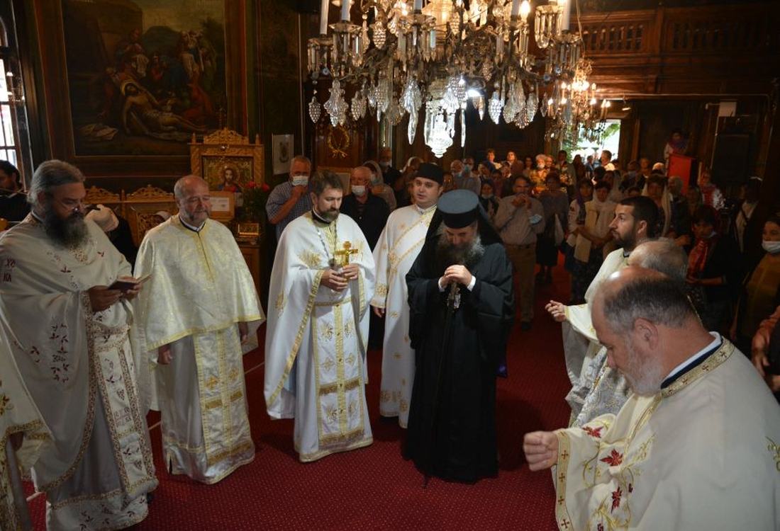 Sobor de preoți intrând în biserică, alături de Episcopul Sebastian