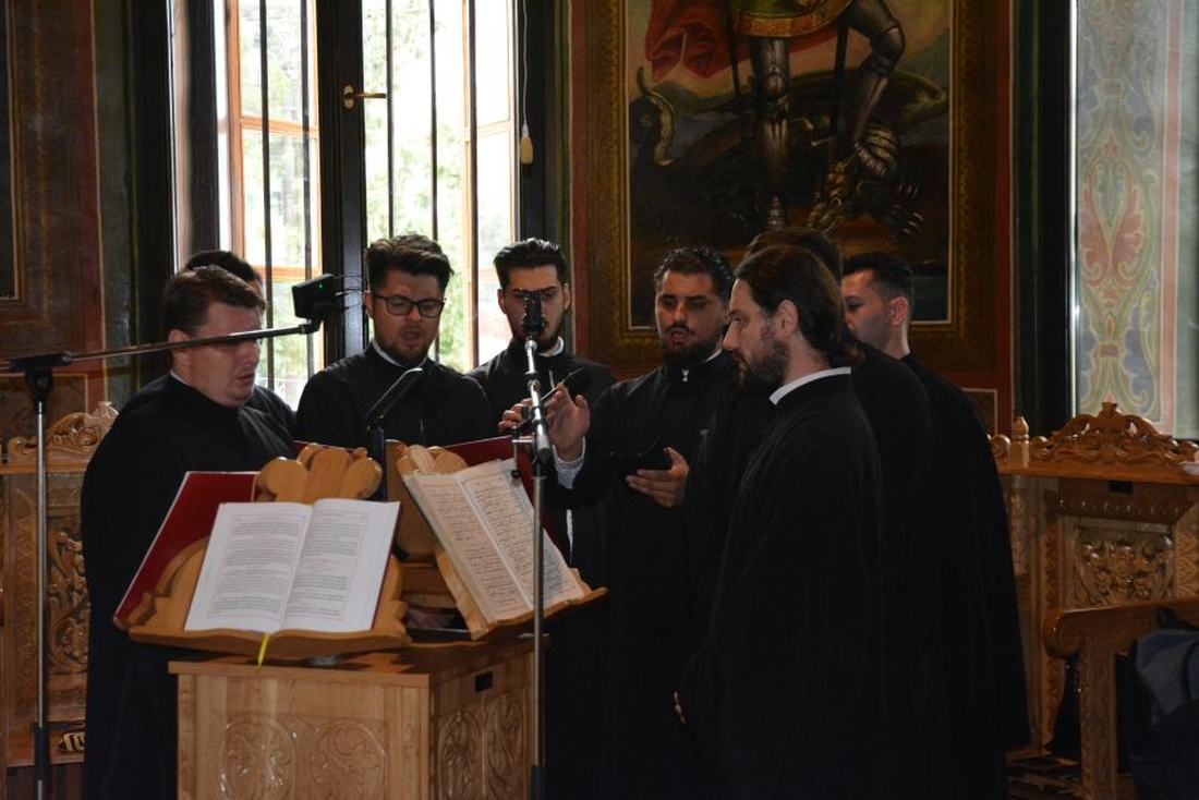 Corul psaltic cântând la strană