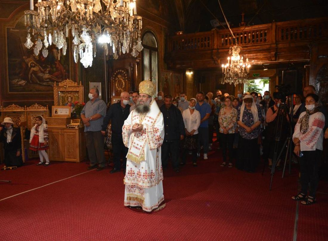 Episcopul Sebastian rostind cuvântul de învățătură la hram
