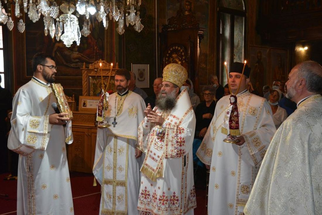 Episcopul Sebastian binecuvântând, alături de preoți cu lumânări