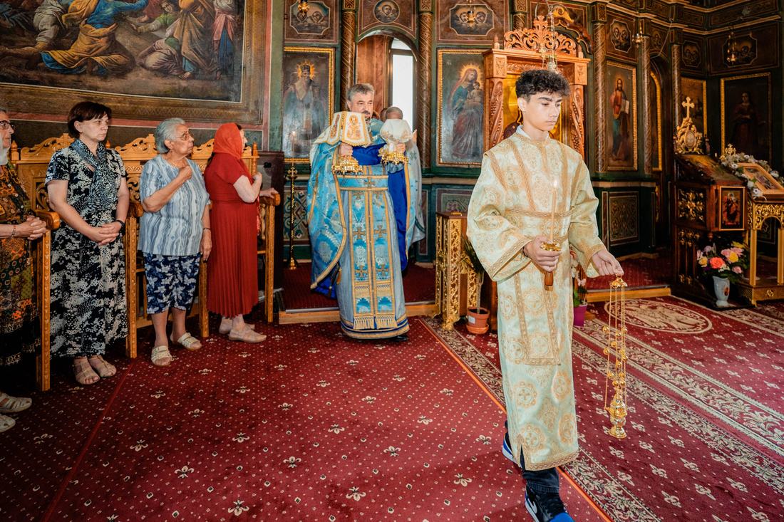 Procesiune liturgică în interiorul bisericii