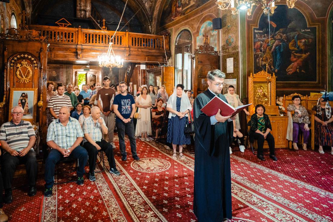 Credincioși participând la slujba de hram