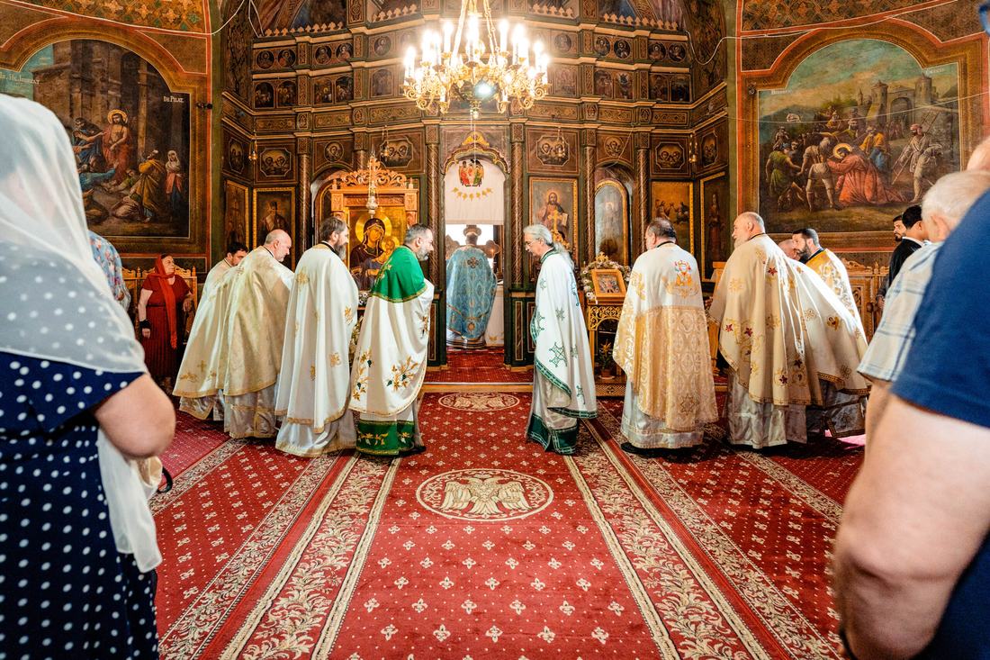Preoți închinându-se în fața altarului