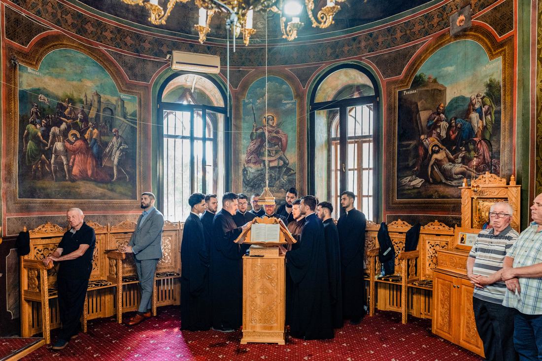 Corul bizantin cântând răspunsurile liturgice