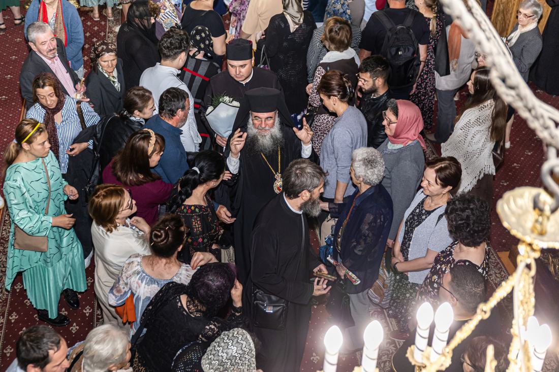 Episcopul Sebastian salutând credincioșii după slujbă