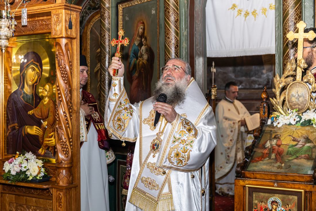 Episcopul Sebastian binecuvântând cu crucea
