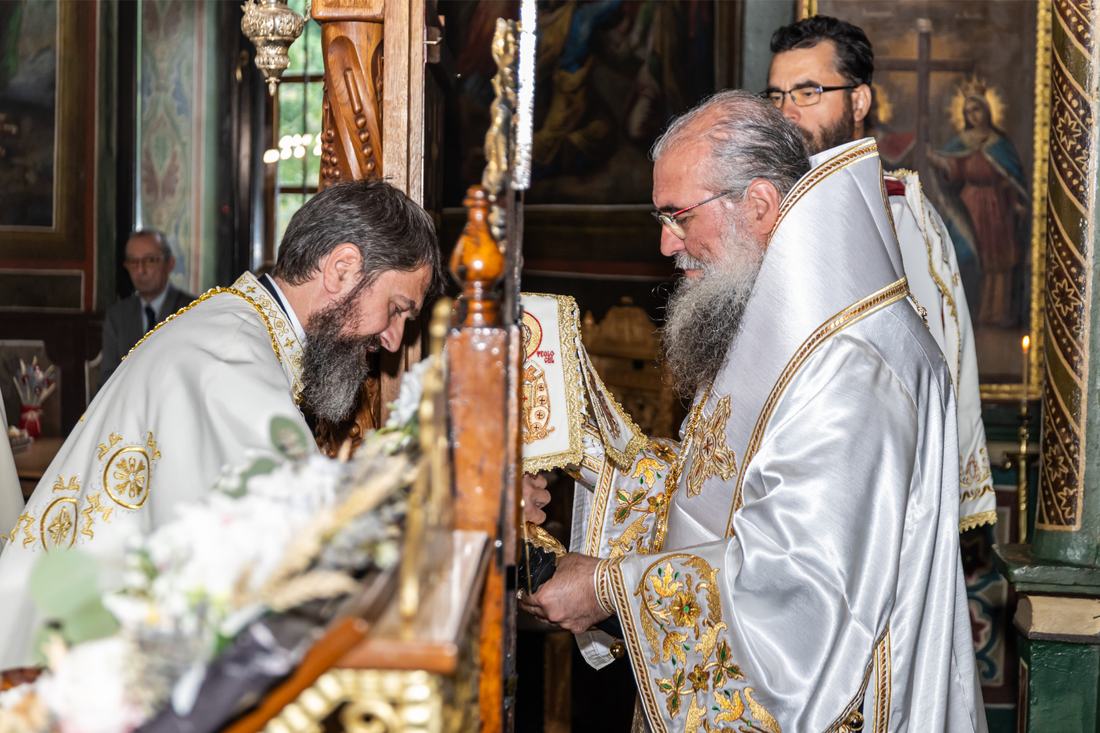 Sărutarea icoanei la intrarea în altar