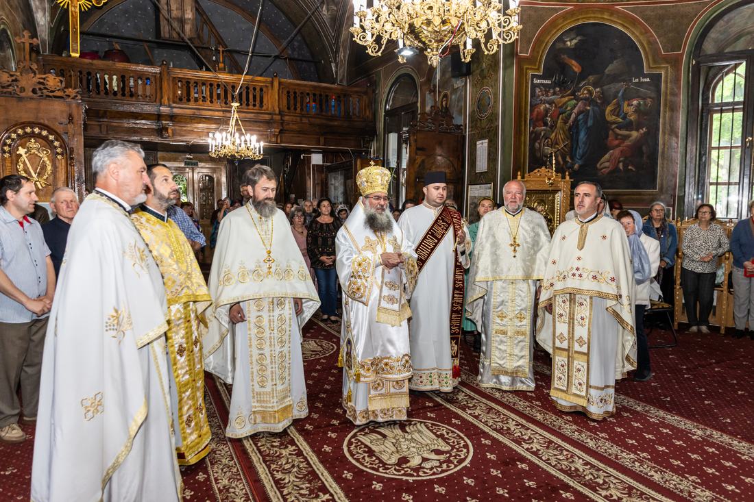 Sobor de preoți închinându-se în fața altarului