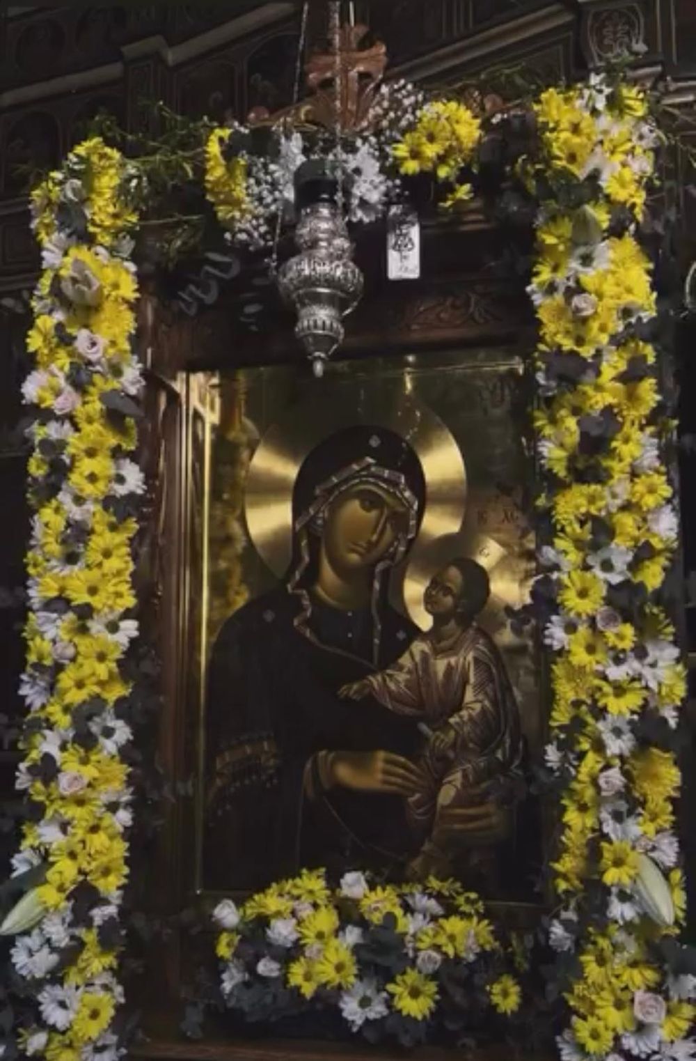 Icoana Odighitria, împodobită cu flori galbene
