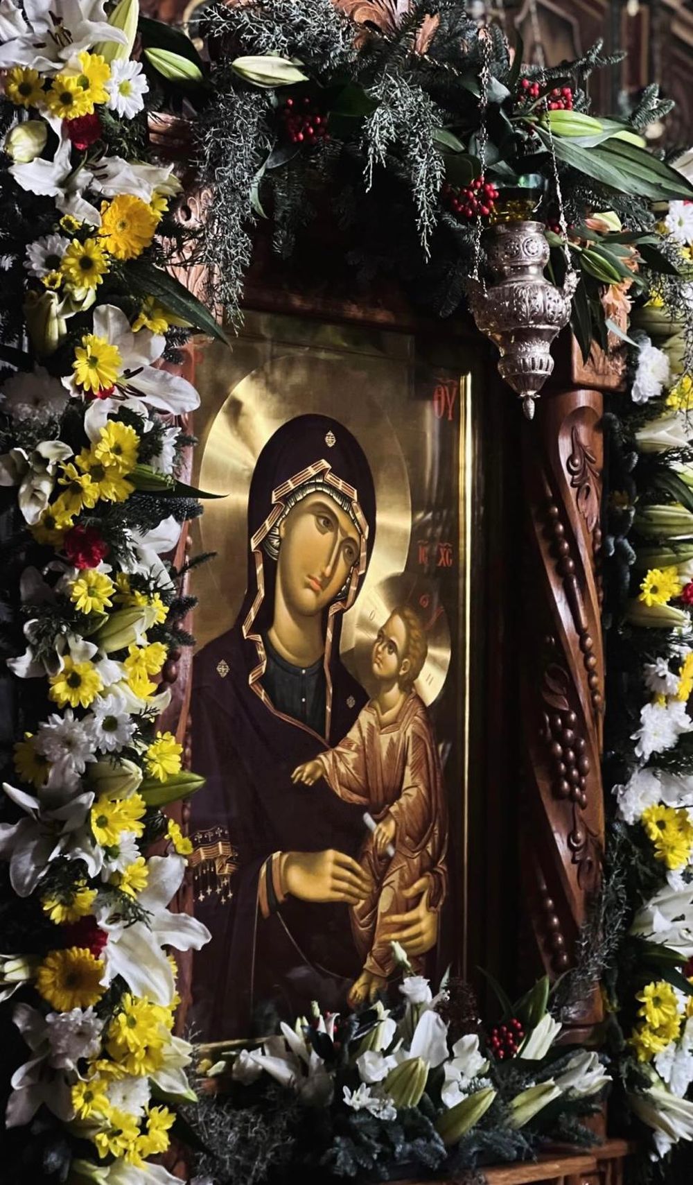Icoana Odighitria, împodobită cu flori de sărbătoare