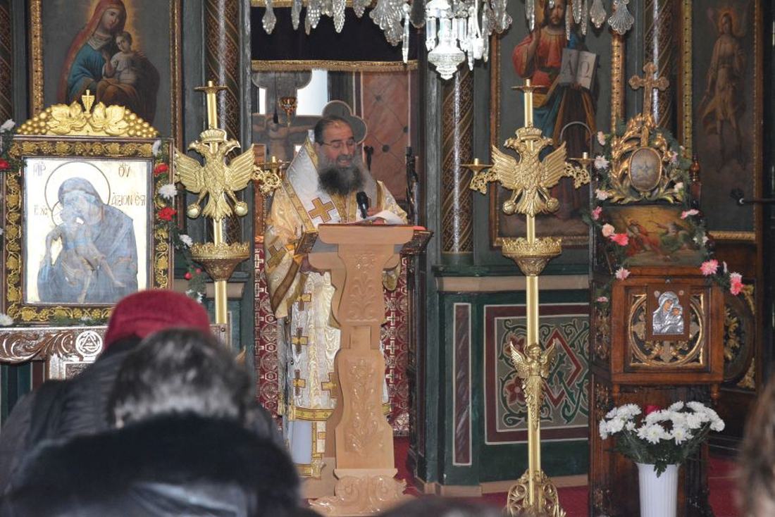 Episcopul Sebastian rostind cuvântul de învățătură la altar