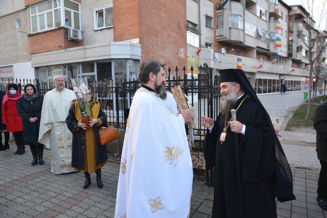 Episcopul Sebastian întâmpinat afară, la intrarea în curtea bisericii