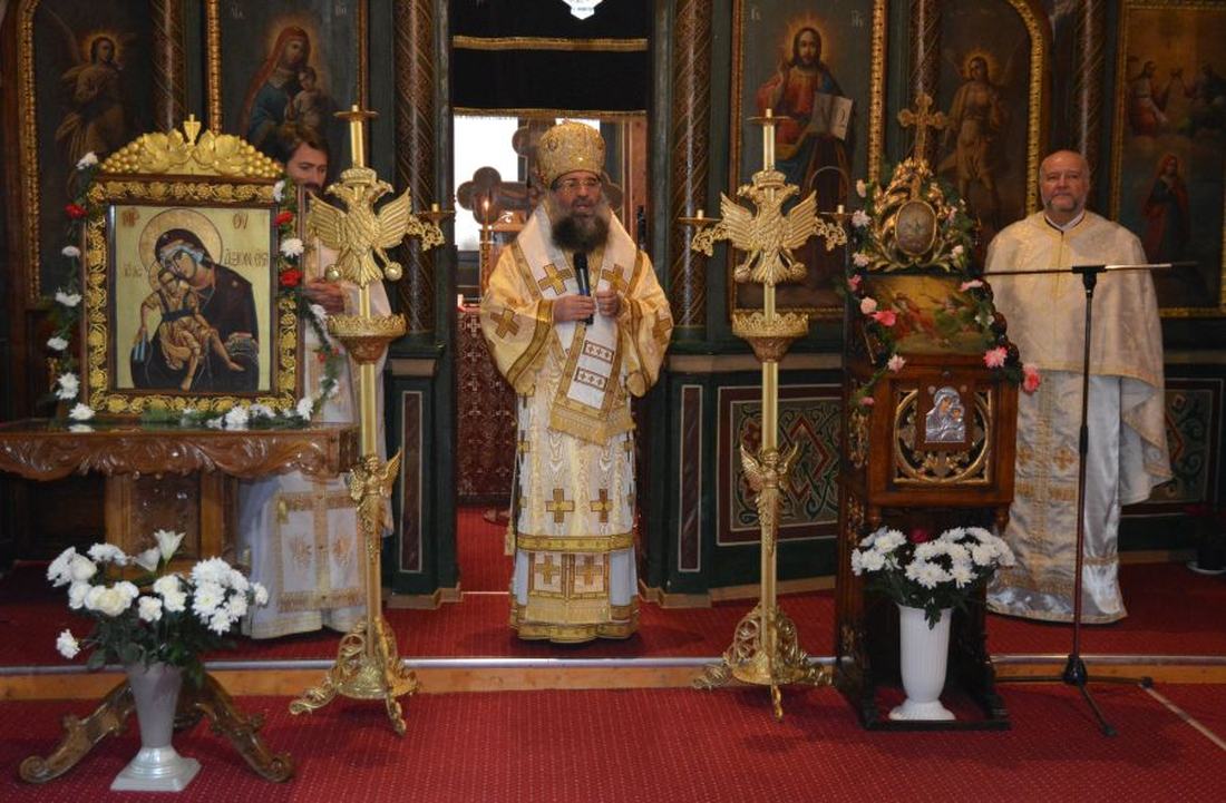 Episcopul Sebastian la altar, alături de preoți