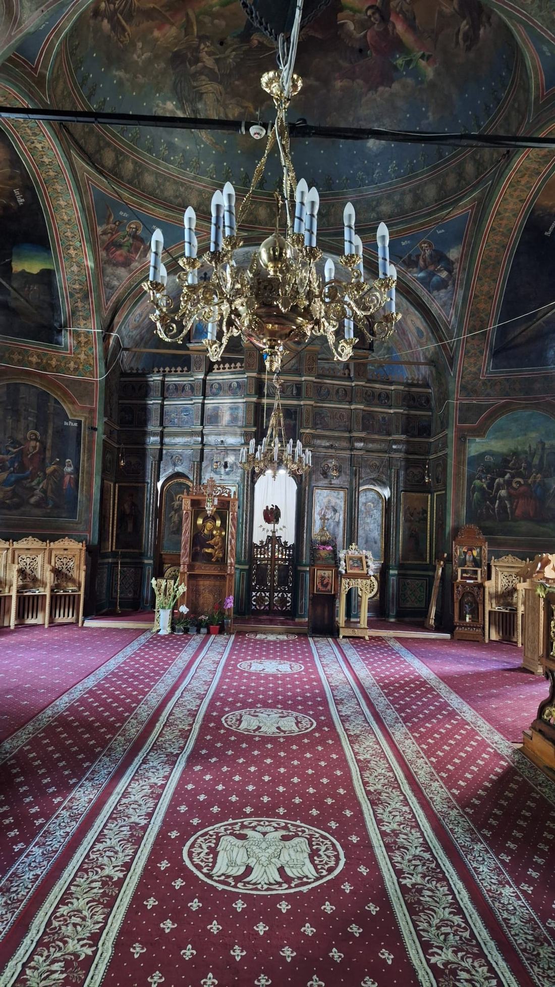Interiorul bisericii, iconostasul central