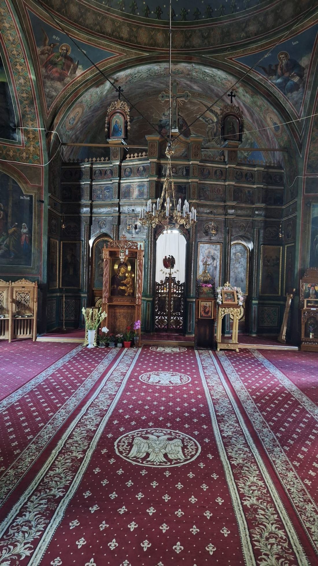 Interiorul bisericii, vedere spre altar