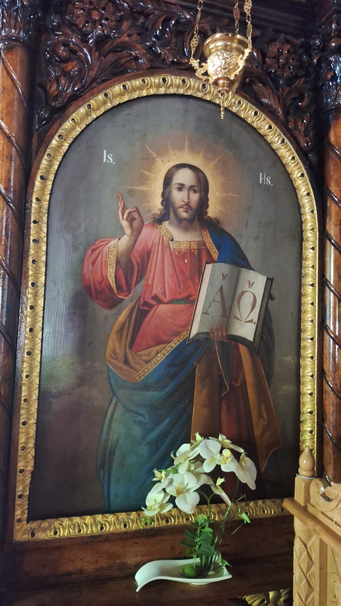 Interiorul bisericii, candelabru
