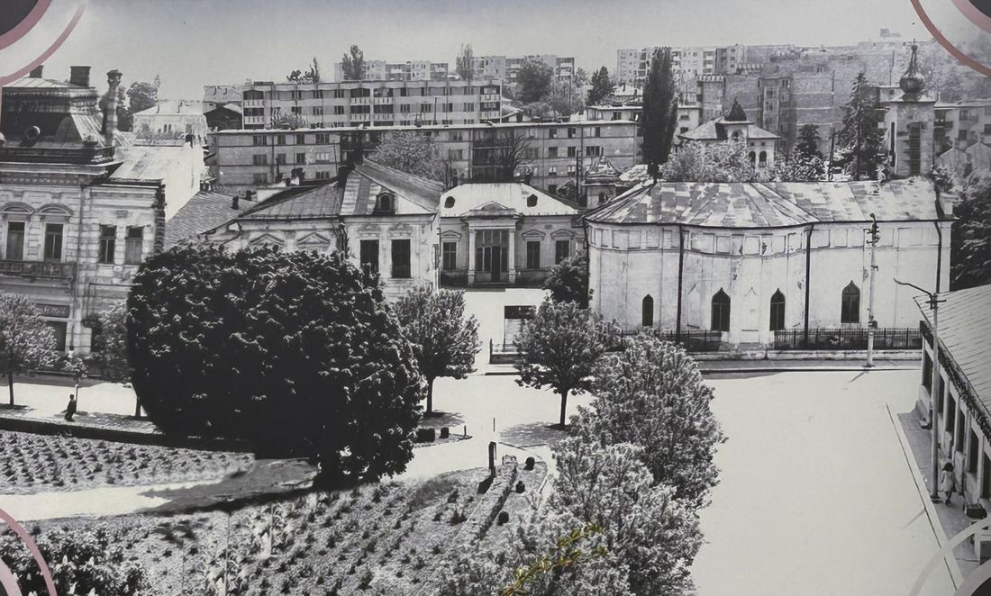 Fotografie istorică a bisericii și a zonei din jur