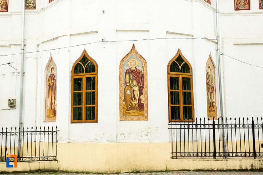 Picturi exterioare cu sfinți, pe fațada bisericii