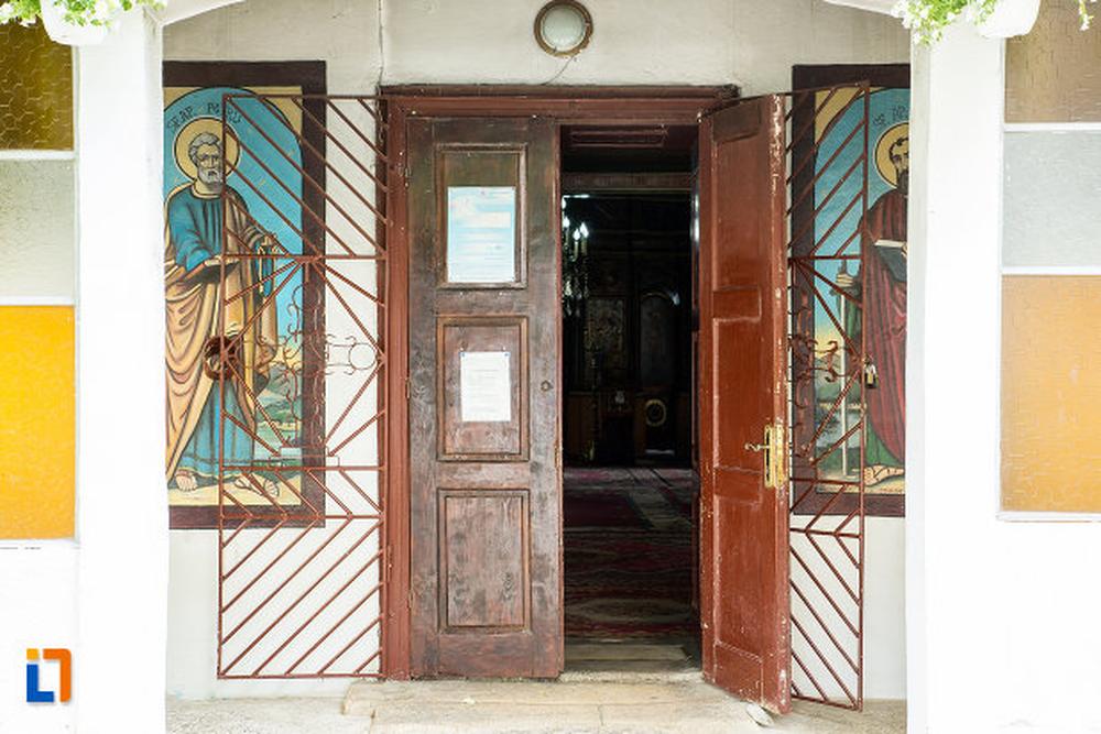 Ușa de la intrarea în biserică