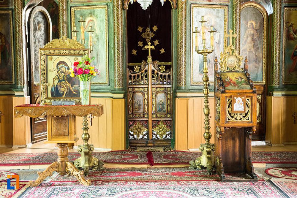 Altarul și iconostasul bisericii