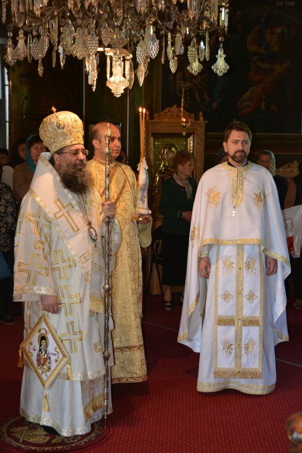 Credincioși la slujba de resfințire